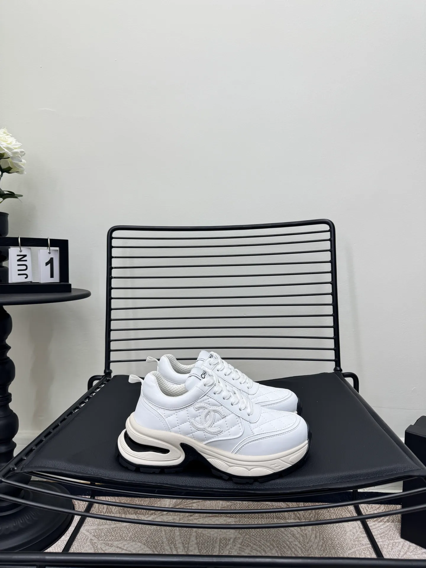 Men's men's shoes P660! Size: 35-41 Chanel 25C new Chanel sports and casual shoes. Versatile white shoes. You can’t go wrong with the styles. The contrasting colors are full of vitality. The logo embossed on the side is very delicate on the feet. The upper is made of original customized materials. The original outsole.
